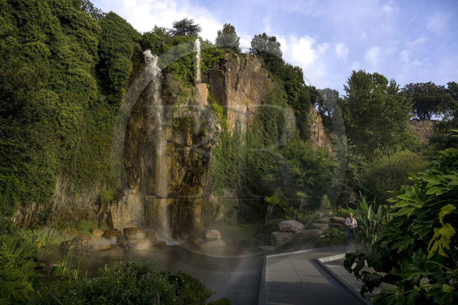 France, Loire-Atlantique (44), Nantes, quartier de Chantenay, le Jardin Extraordinaire, parc public situé dans l'ancienne Carrière de Miséry avec sa cascade artificielle de 25 m de haut
