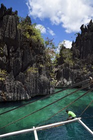 Philippines, Calamian Islands dans le nord de Palawan, Coron Island Natural Biotic Area, lagon et falaises de calcaire du Permien d'origine jurassique