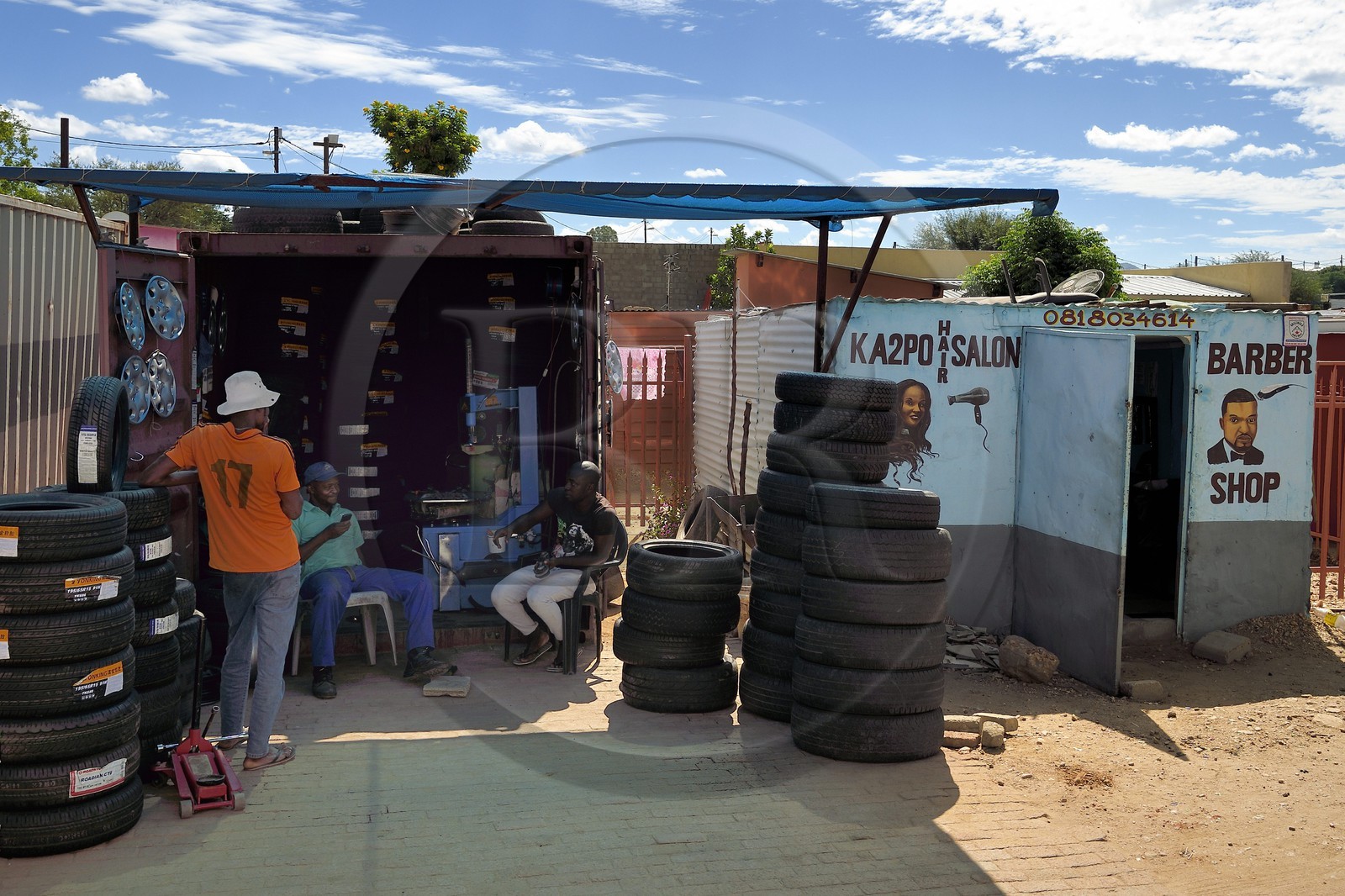 Namibie, région de Khomas, Windhoek, township de Katutura, magasin de pneus et salon de coiffure