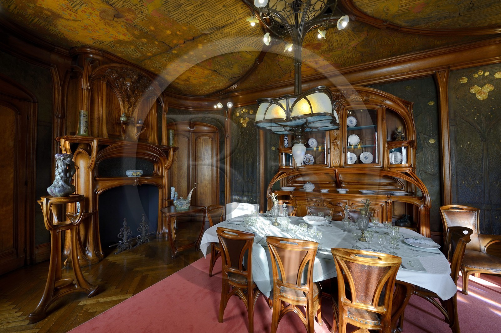 France, Meurthe-et-Moselle (54), Nancy, musée de l'Ecole de Nancy, salle à manger Masson de style Art Nouveau (1903-1906), mobilier et menuiseries par Eugène Vallin, panneaux de cuir et plafond de Victor Prouvé France, Meurthe-et-Moselle (54), Nancy, musée de l'Ecole de Nancy, salle à manger Masson de style Art Nouveau (1903-1906), mobilier et menuiseries par Eugène Vallin, panneaux de cuir et plafond de Victor Prouvé