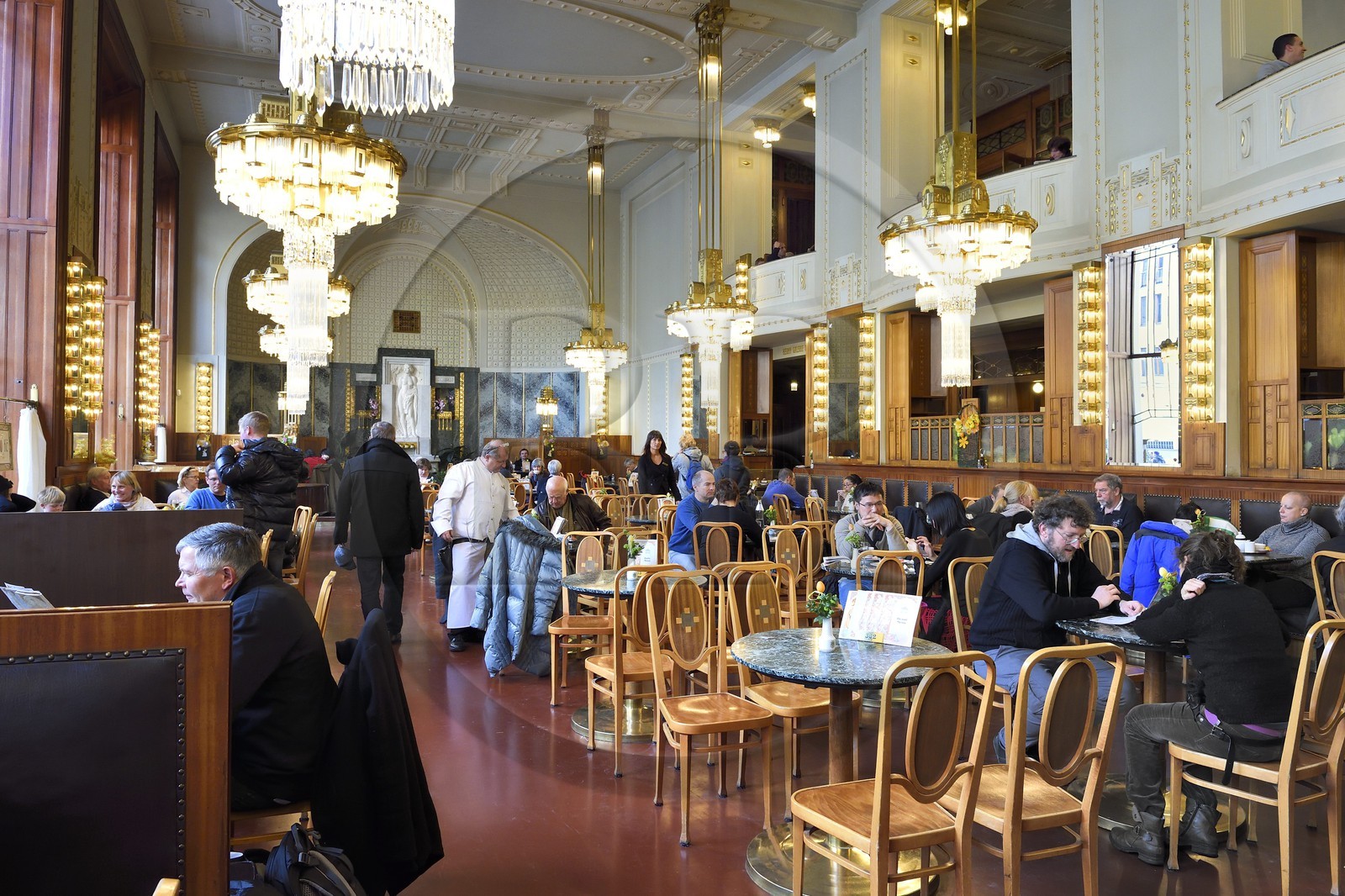 République Tchèque, Prague, centre historique classé Patrimoine Mondial de l' UNESCO, quartier de Stare Mesto, le café de la Maison Municipale (Obecni Dum), le café
