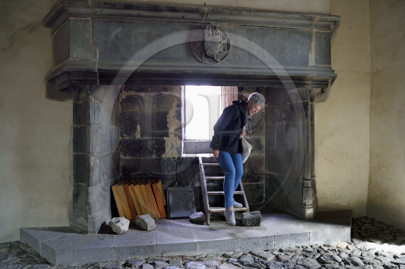 France, Cantal (15), Saint-Flour, cathédrale Saint-Pierre, cheminée dans l'ancien Palais épiscopal qui sert de passage avec les toits de la cathédrale