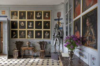 France, Côte-d'Or (21), Epoisses, le château d'Epoisses, la salle des gardes avec les portraits des quatre Ducs de Bourgogne et des propriétaires successifs du chateau