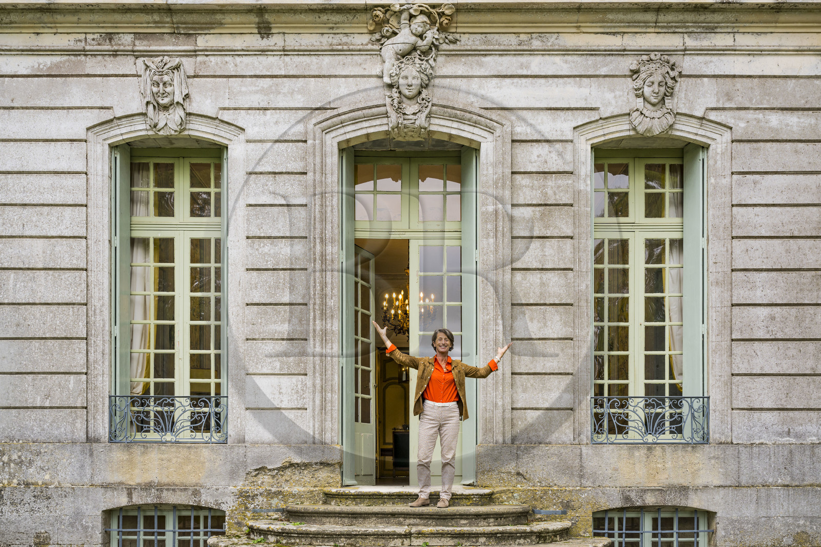 France, Hérault (34), Lavérune, Chateau de l'Engarran, hotel particulier de la deuxième moitié du XVIIIème siècle appelée folie montpelliéraine, la vigneronne et propriétaire Diane Losfelt présente les trois ages de la vie sur les mascarons
