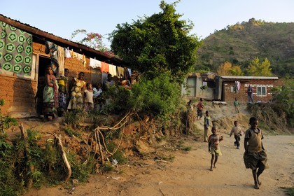 Tanzania, Morogoro district, Uluguru mountains, women and children in a village around the former german refuge called Morningside