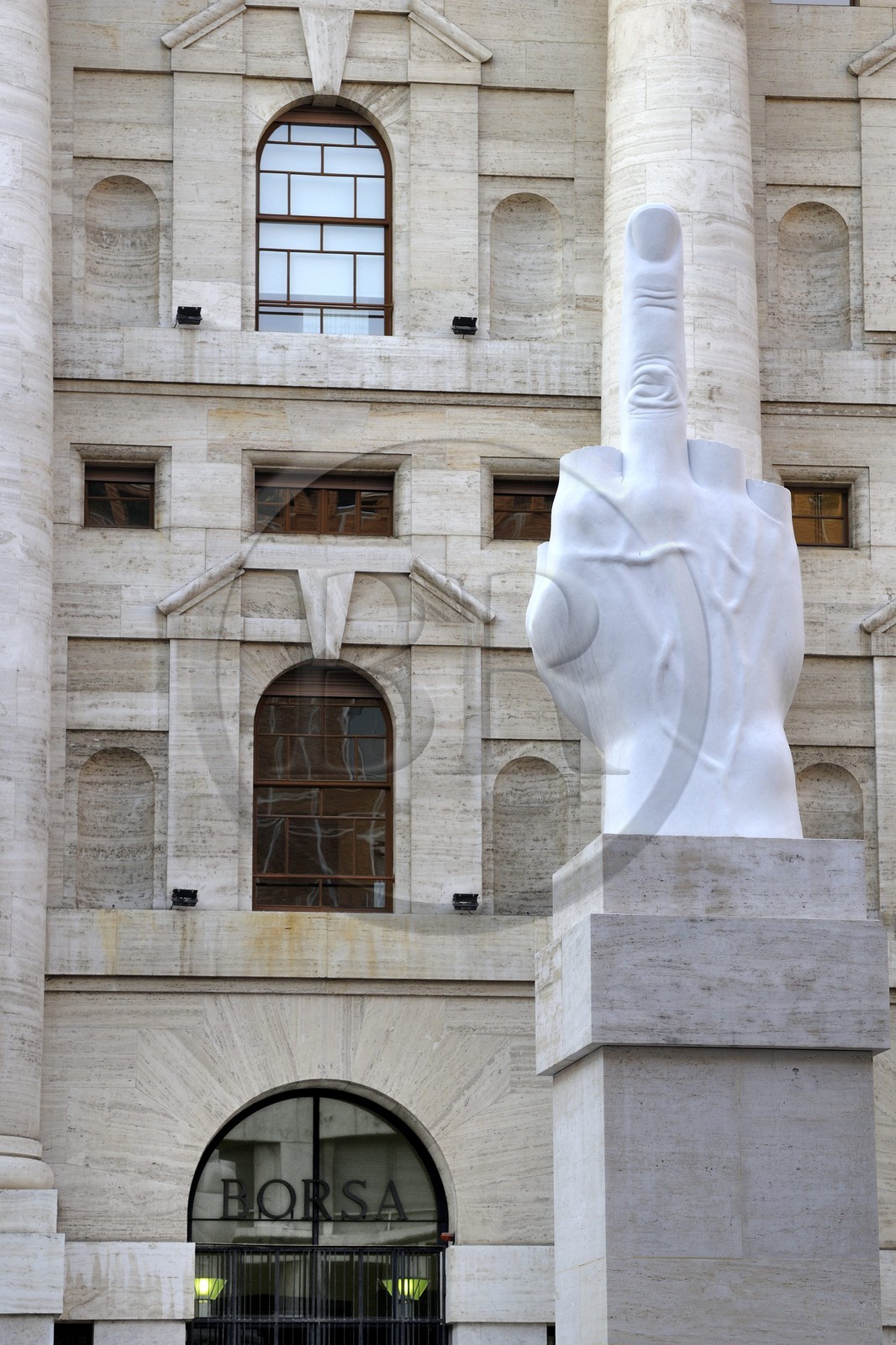 Italie, Lombardie, Milan, un doigt d’honneur dressé face à la Bourse de Milan oeuvre du sculpteur Maurizio Cattelan