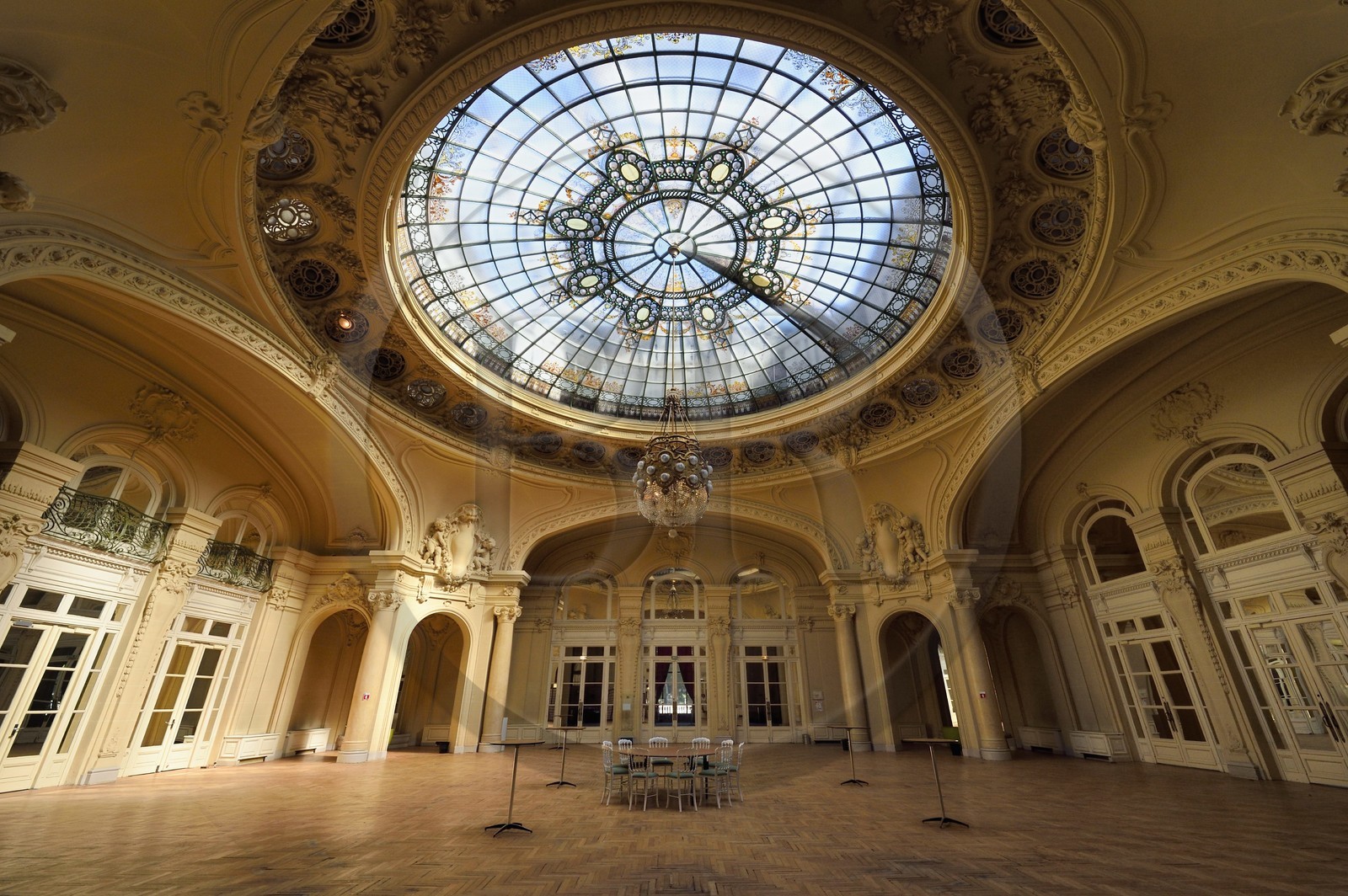 France, Allier (03), Vichy, Palais des Congrès et Opéra, verrière art Nouveau de la coupole du grand hall (salle Berlioz) de l'ancien Grand Casino