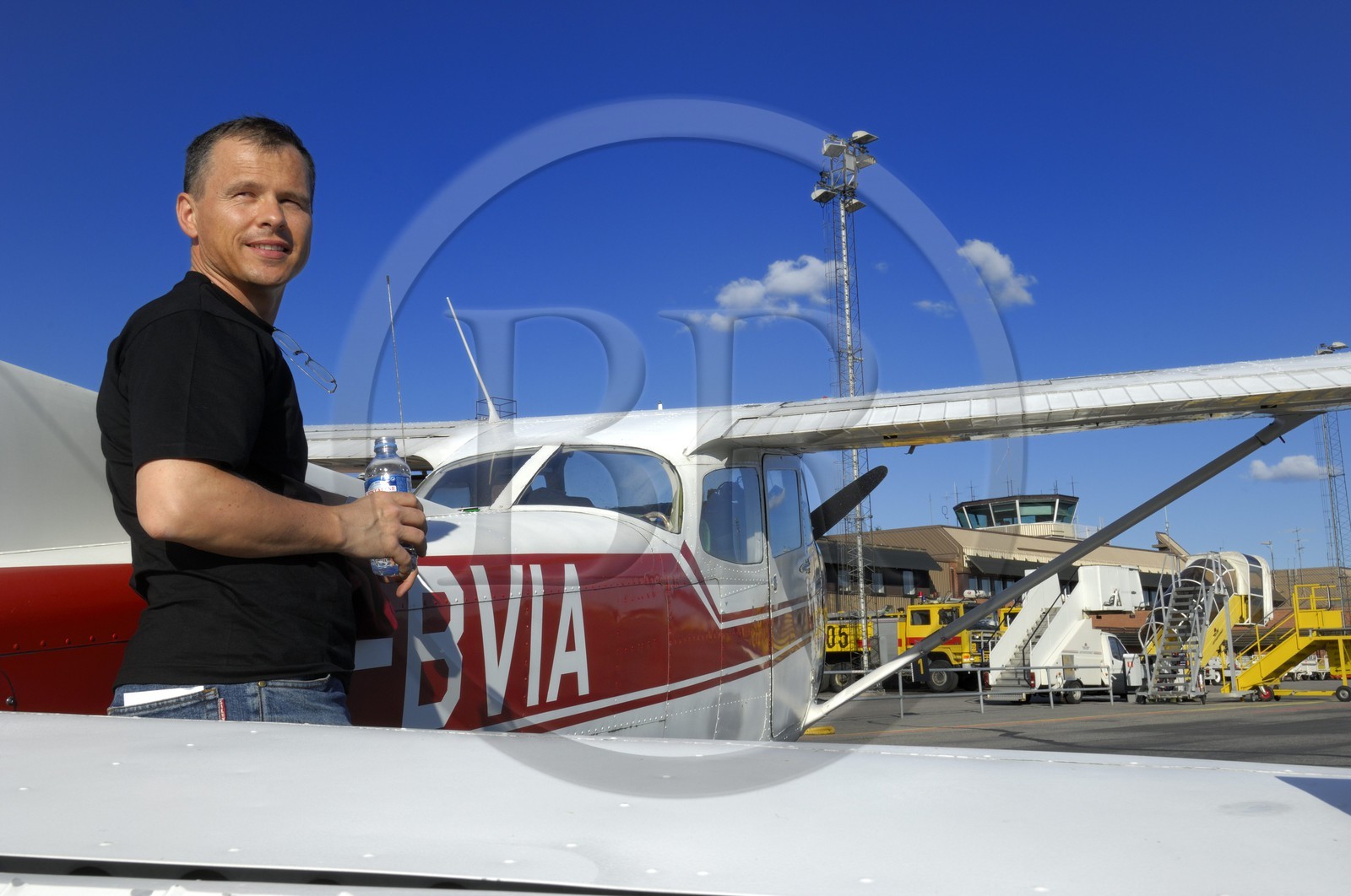 Suède, Comté de Västerbotten, aéroport d'Umea, le pilote Walter Heinzl devant son cessna 172 (avion)
