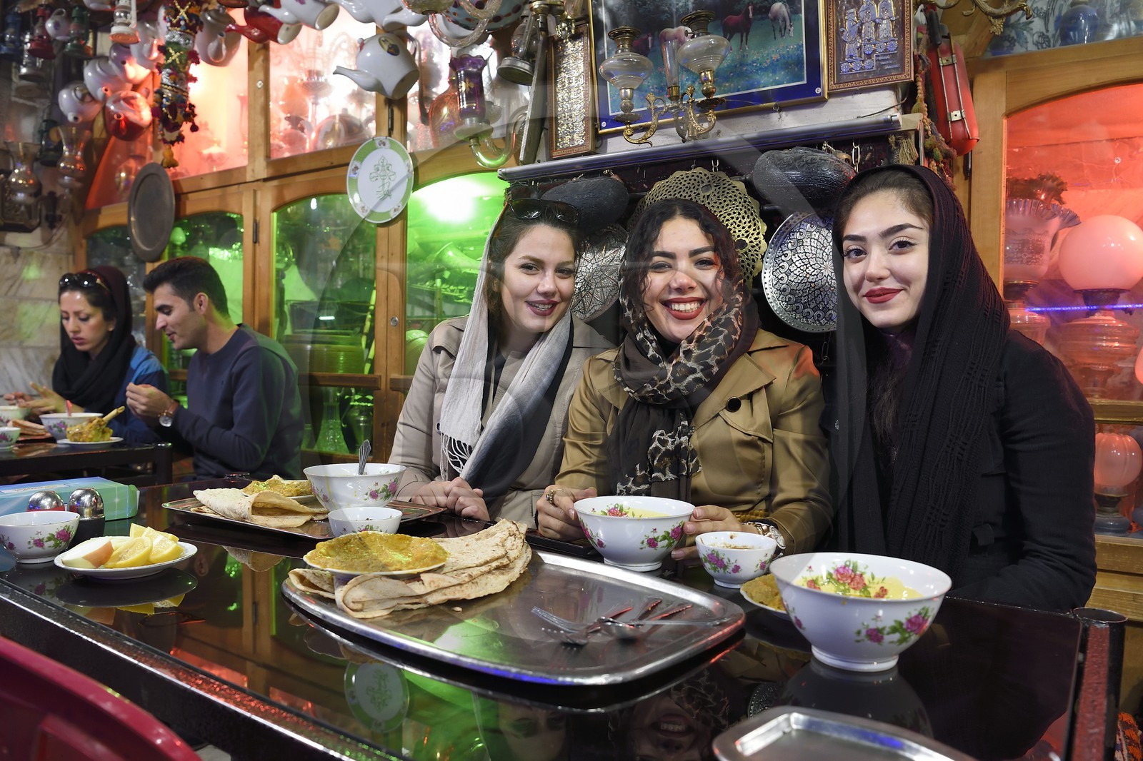 Iran, province d'Ispahan, Ispahan, la maison de thé et restaurant Chai Khaneh Azadegan, jeunes iraniennes étudiantes en ingénierie médicale qui se nomment, de gauche à droite, Pita, Nadia et Niloufar (pas de model release)