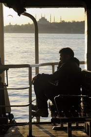 Turquie, Istanbul, ferry traversant le détroit du Bosphore, Sultan Ahmet Camii (Mosquée Bleue) en arrière-plan