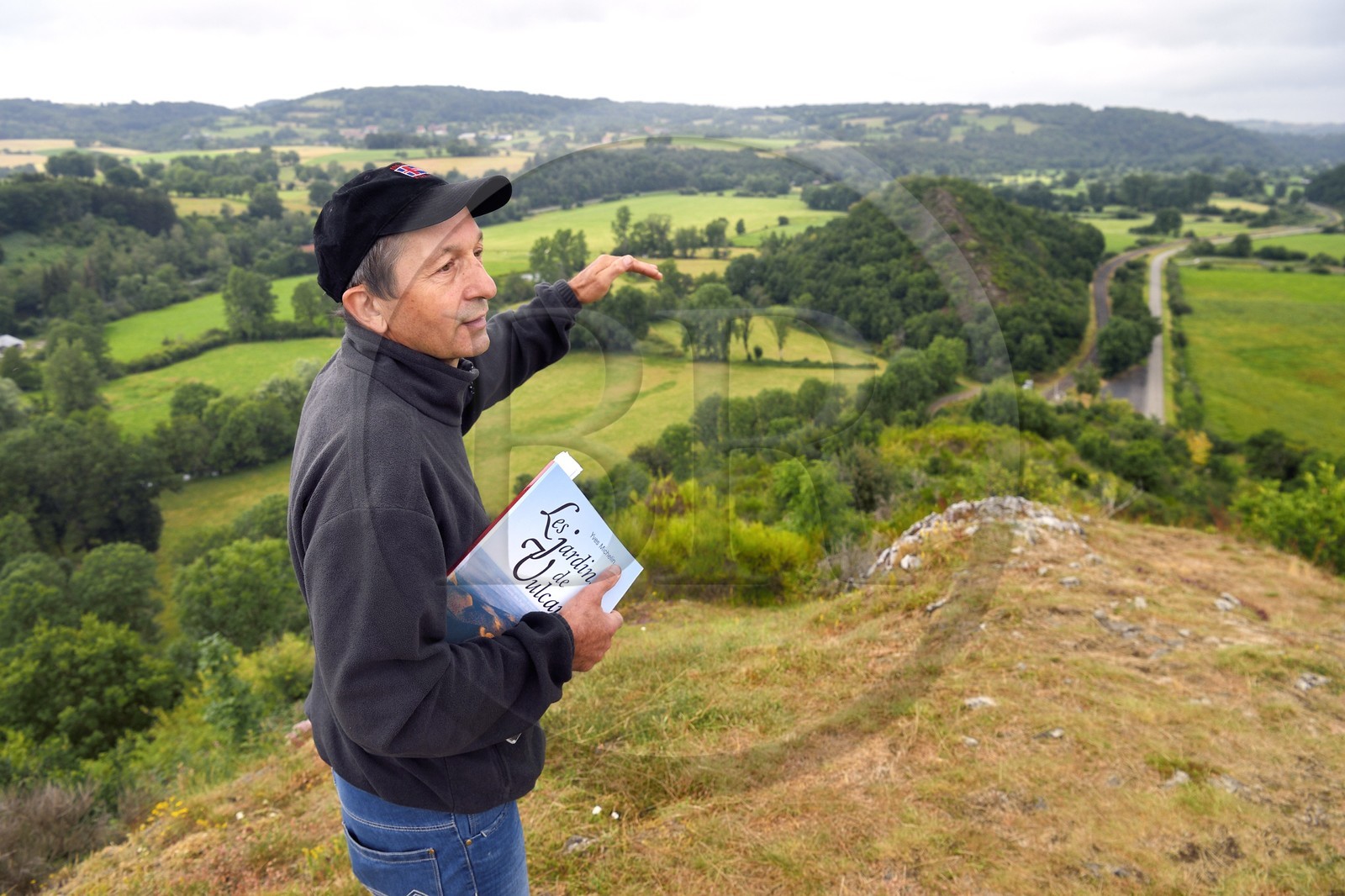France, Puy-de-Dôme (63), sur la butte basaltique de Saint-Pierre-Le-Chastel surplombant la vallée de la Sioule, l'ingénieur agronome et géographe Yves Michelin, passionné d'histoire et de paléontologie, est aussi auteur de livres et un des acteurs du classement de la Chaîne des Puys et de la Faille de Limagne au patrimoine mondial de l’Unesco