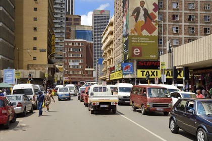 Afrique du Sud, province de Gauteng, Johannesburg, CBD (Central Business District), de nombreux taxi (mini bus) se croisent dans Klein street