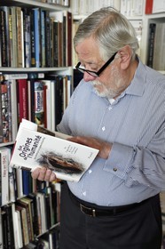 France, Paris (75), le paléontologue et paléoanthropologue Yves Coppens, professeur émérite au Collège de France, au bureau de son domicile parisien