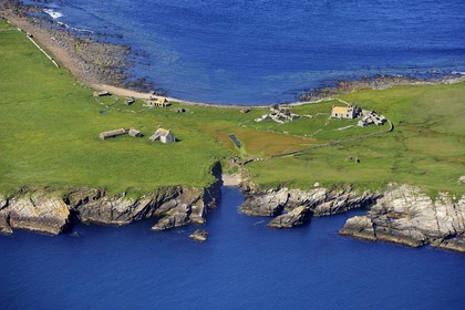 Royaume-Uni, Ecosse, Iles Orcades, ruines d'anciennes maisons sur la petite île inhabitée de Swona (vue aérienne)