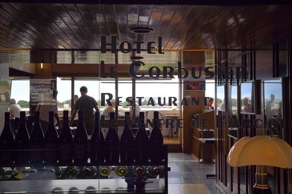 France, Bouches-du-Rhône (13), Marseille, oeuvre architecturale de Le Corbusier, classée Patrimoine Mondial de l'UNESCO, la Cité Radieuse par l'architecte Le Corbusier, le déambulatoire entre le 3e et le 4e étage, l'hotel restaurant