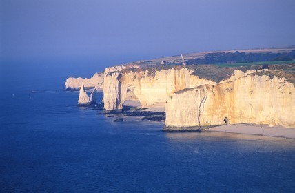 France, Seine-Maritime (76), Pays de Caux, Côte d'Albâtre, Etretat, falaise d' Aval sur la Côte d' Albâtre (vue aérienne)