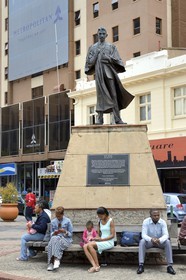 Afrique du Sud, province de Gauteng, Johannesburg, CBD (Central Business District), Gandhi Square, statue du Mahatma Gandhi en tant que jeune avocat