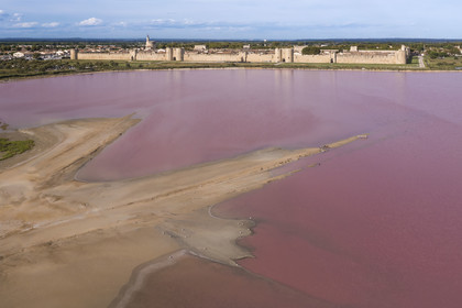 France, Gard (30), Aigues-Mortes, la ville médiévale entourée par ses remparts en bordure des marais salants (Salins du Midi) (vue aérienne)