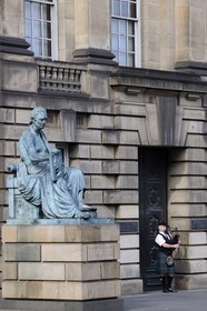 Royaume-Uni, Ecosse, Edimbourg, The Royal Mile, joueur de cornemuse dans High street