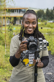 Rwanda, Province du Nord, District de Musanze (Ruhengeri), Kinigi, Campus Ellen DeGeneres du Dian Fossey Gorilla Fund, la zoologiste rwandaise Nadia Niyonizeye armée de son appareil photo équipé d'un laser pour étudier l’évolution de la croissance des gorilles sur le terrain