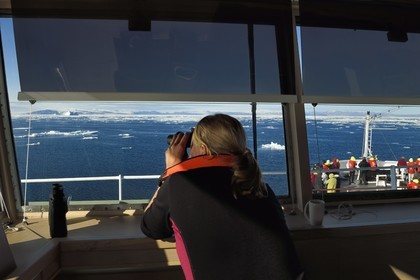 Groenland, cote Nord-Ouest, Smith sound au nord de la baie de Baffin, le bateau de croisière MS Fram de la compagnie Hurtigruten en bordure de la banquise évoluant vers la côte canadienne de l'ile d'Ellesmere