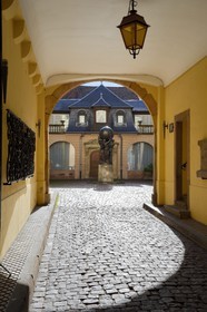 France, Haut-Rhin (68), Colmar, cour du Musée et maison natale de Bartholdi, statue appellée Les Grands Soutiens du Monde