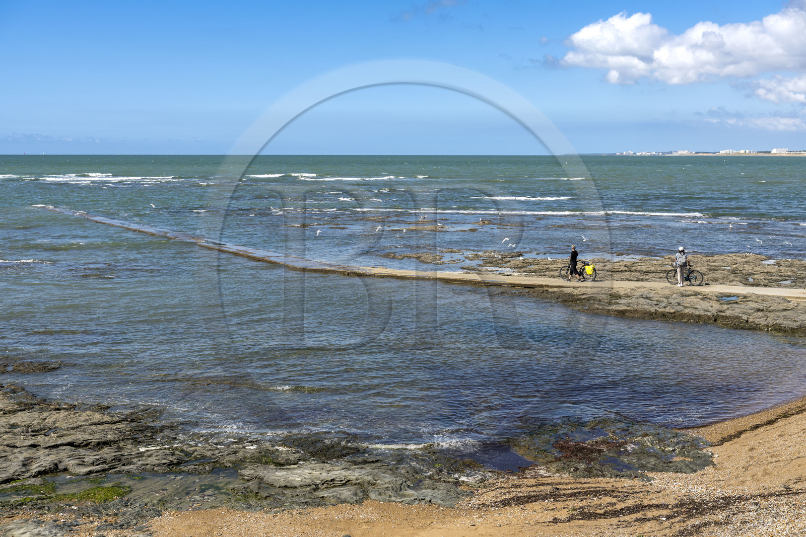 France, Vendée (85), Saint-Hilaire-de-Riez, cyclistes sur une jetée à Sion-sur-Mer située sur la Cote de Lumière (vue aérienne)