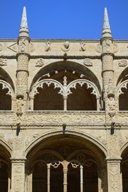 Portugal, Lisbonne, Bélem, Monastere des Hiéronymites (Mosteiro dos Jerónimos), classé Patrimoine Mondial de l'UNESCO, le cloitre, détail des arcades