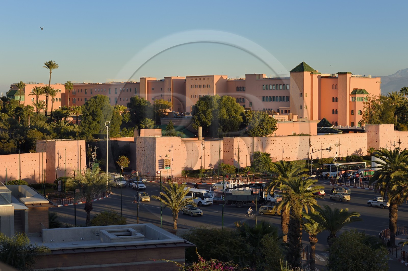 Maroc, Haut-Atlas, Marrakech, ville impériale, Médina classée Patrimoine Mondial de l'UNESCO, les remparts de la ville et l'hotel de luxe Mamounia en arrière plan