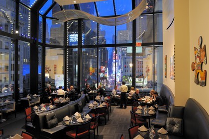 Etats-Unis, New York, Manhattan, restaurant 'Nicole' du Novotel sur Broadway plongeant sur Times square