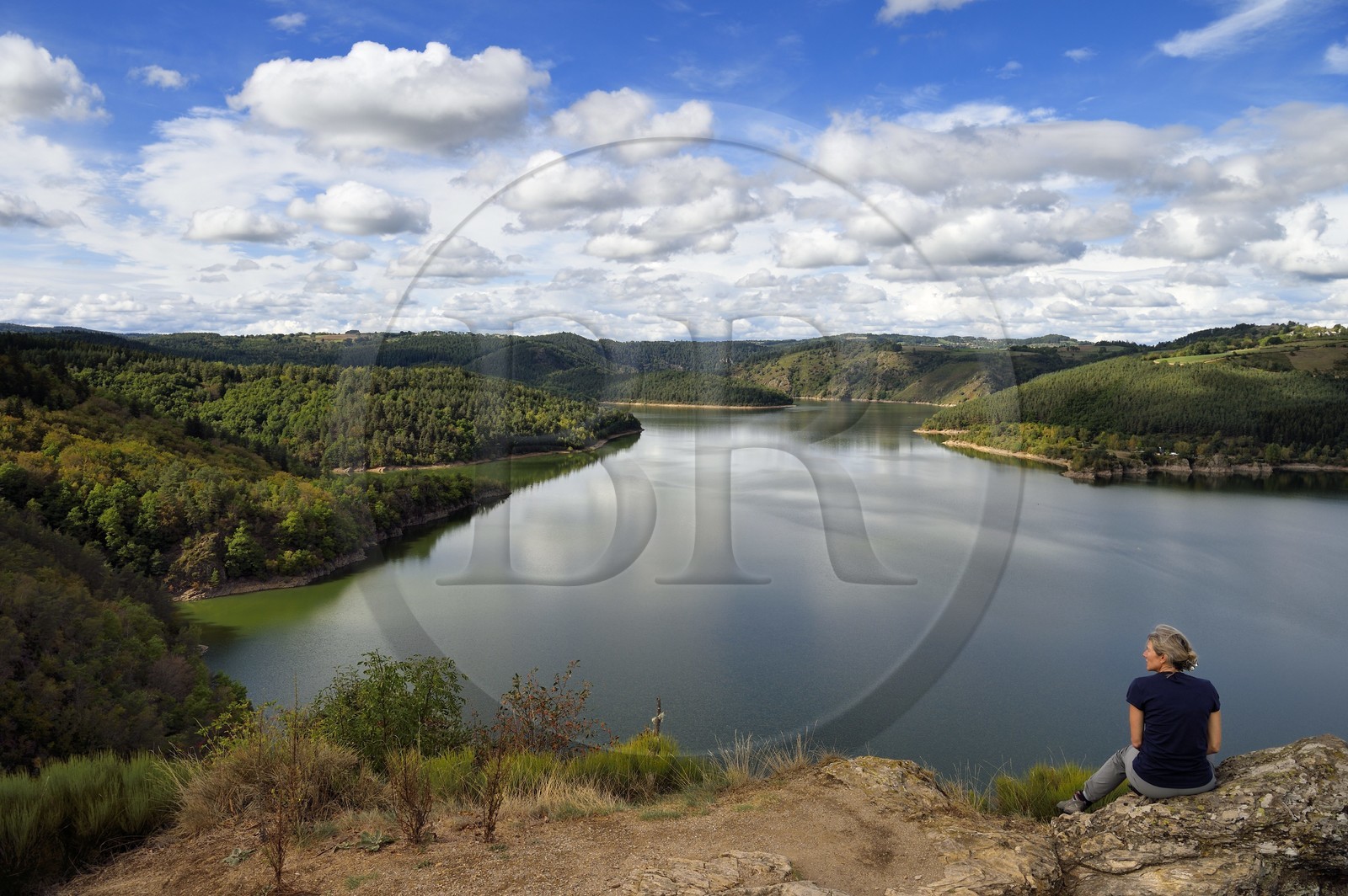 France, Cantal (15), Fridefont, le  belvédère de Mallet offre une vue panoramique sur la vallée de la Truyère avec le lac du barrage de Grandval