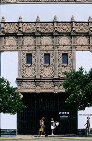 Etats-Unis, Floride, Miami Beach, the Wolfsonian Foundation, entrée de bas-reliefs de style baroque espagnol
