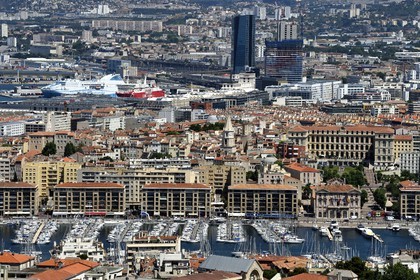 France, Bouches-du-Rhône (13), Marseille, Zone Euroméditerranée, Le Vieux Port, le quartier du Panier, Grand Port Maritime de Marseille, Tour CMA-CGM de l'architecte Zaha Hadid en arrière-plan, l'ancien hotel Dieu devenu l'hotel Intercontinental au centre à droite devant la mairie