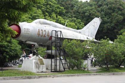 Vietnam, Hanoï, musée de l'armée et la tour hexagonale du Drapeau, le Mig-21