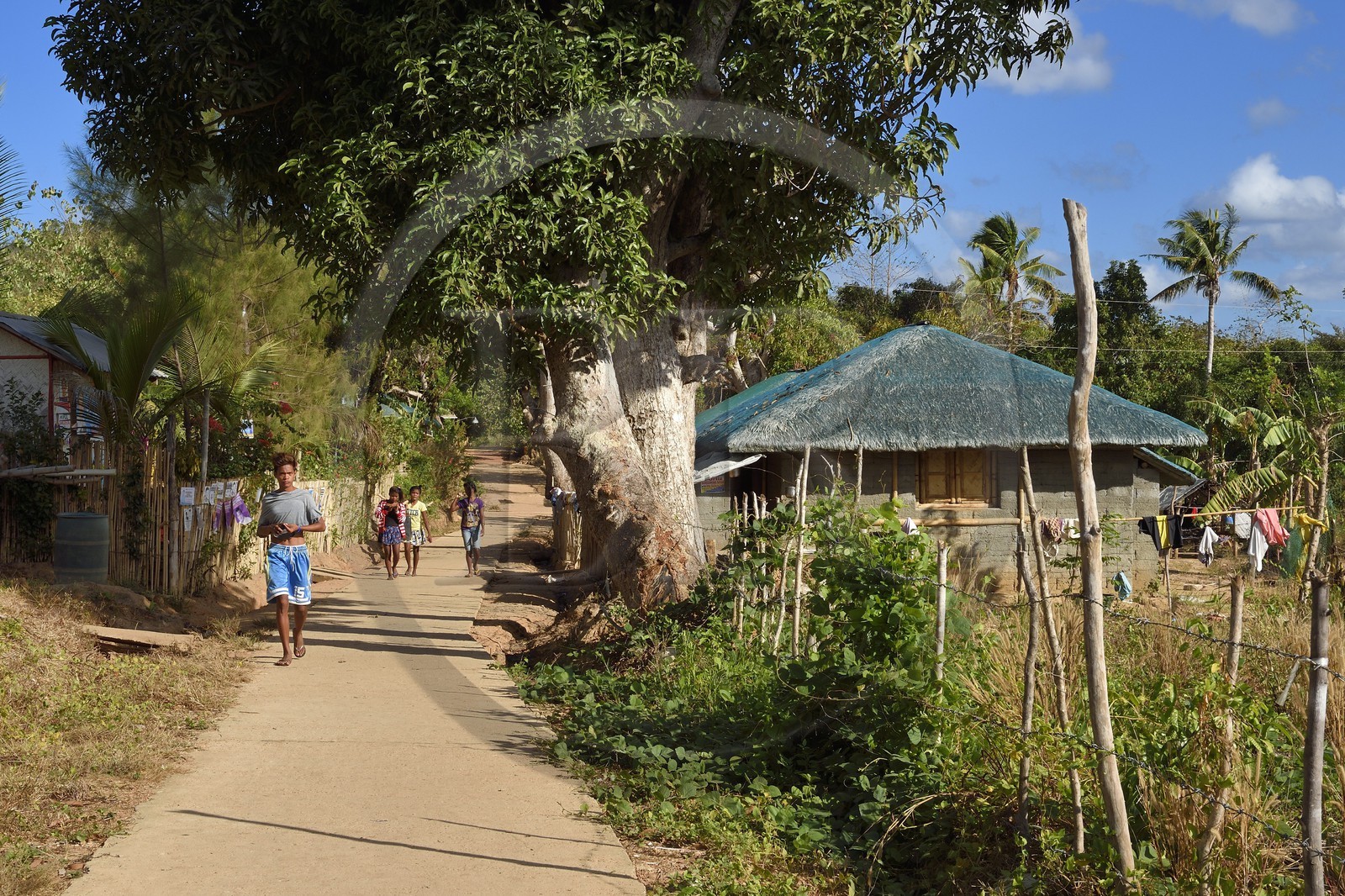 Philippines, Calamian Islands dans le nord de Palawan, Uson Island dans la baie de Coron, dans les rues du village de Barangay Lajala et une maison earthbag (construction en sac de terre)