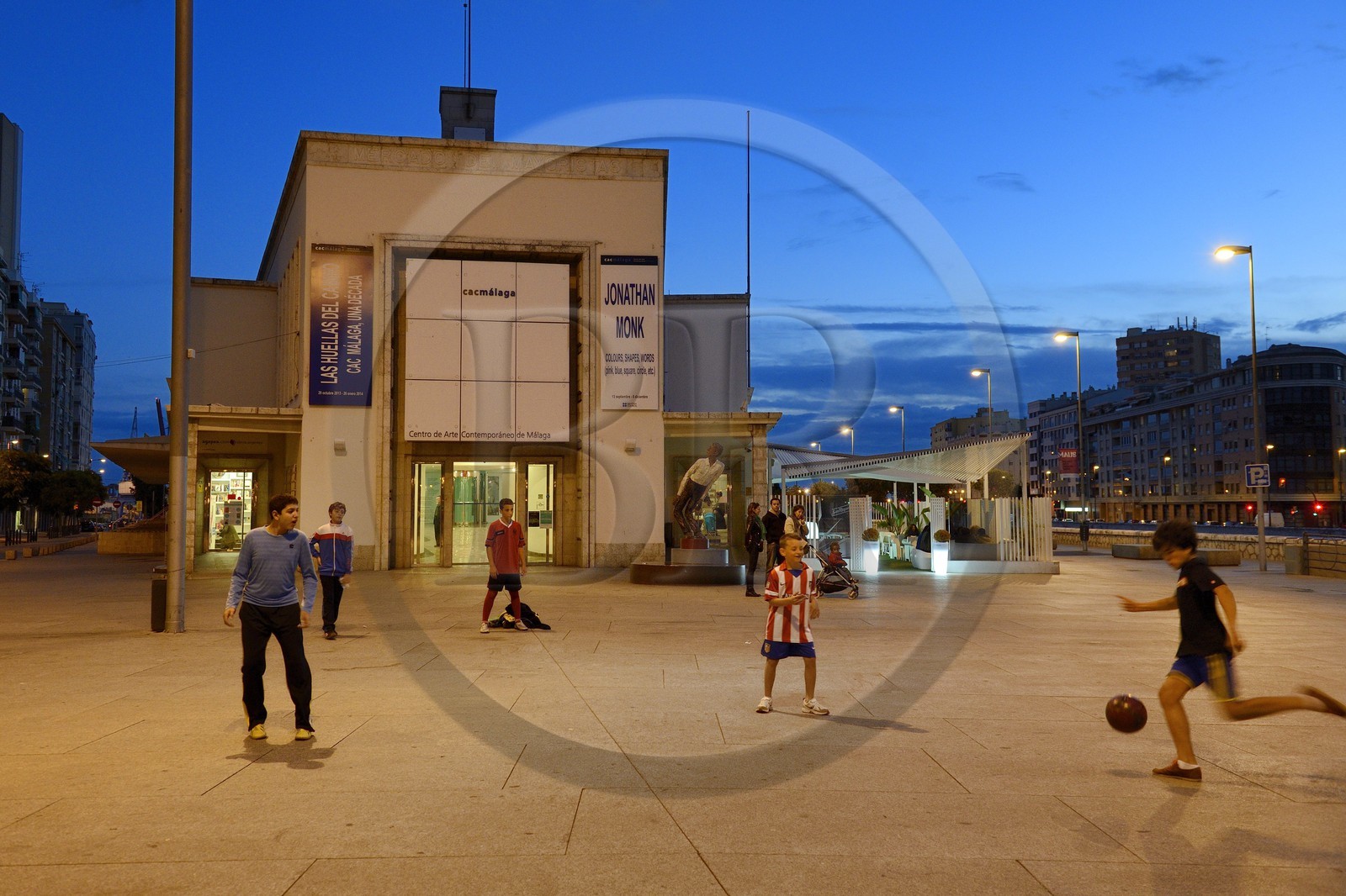 Espagne, Andalousie, Malaga, quartier Soho, le centre d’art contemporain (CAC Malaga), enfants jouant au football