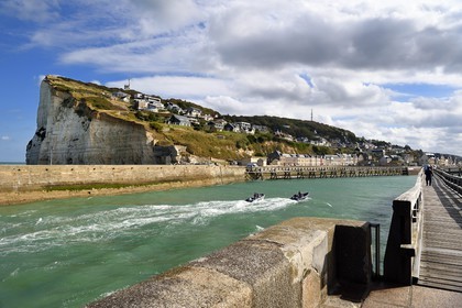 France, Seine-Maritime (76), Pays de Caux, Côte d'Albâtre, passerelle en bois à l'entrée du port de Fécamp et le Cap Fagnet en arrière plan