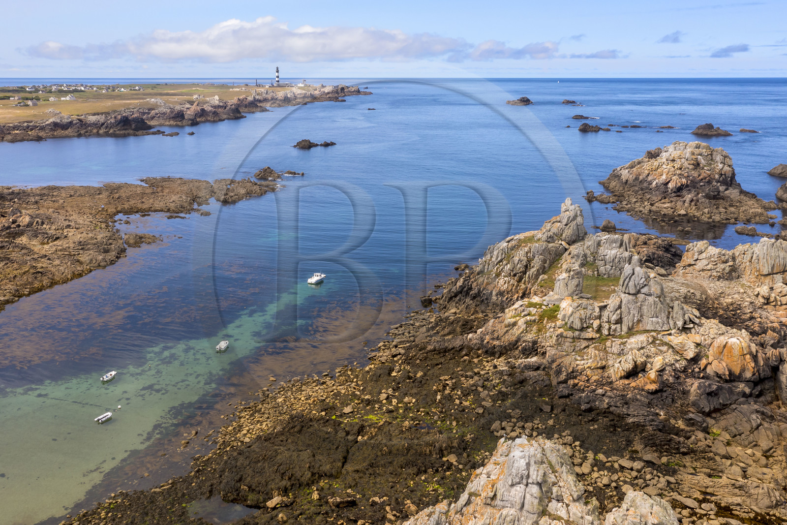France, Finistère (29), Mer d'Iroise, Ile d'Ouessant, le mouillage de Yuzin sur la cote Nord et le phare du Créac'h en arrière plan (vue aérienne)