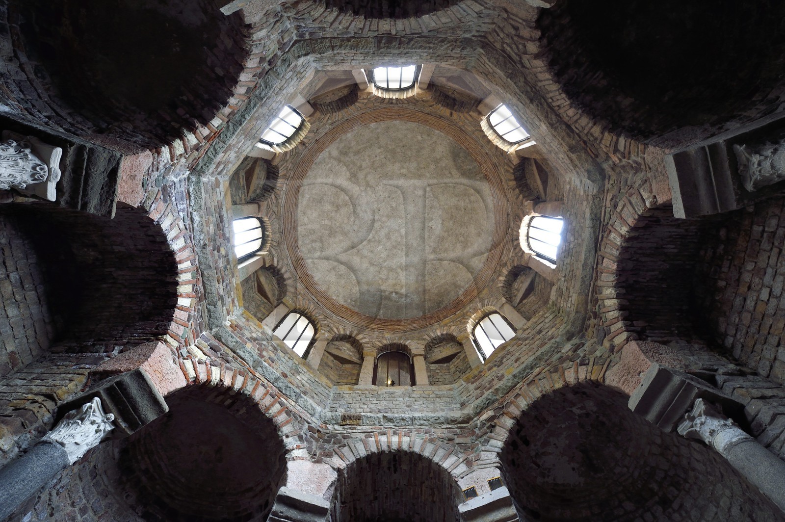 France, Var (83), Fréjus, la cathédrale Saint Léonce (XVIe siècle), dome du baptistère octogonal paléochrétien du Ve siècle qui réemploie des colonnes antiques