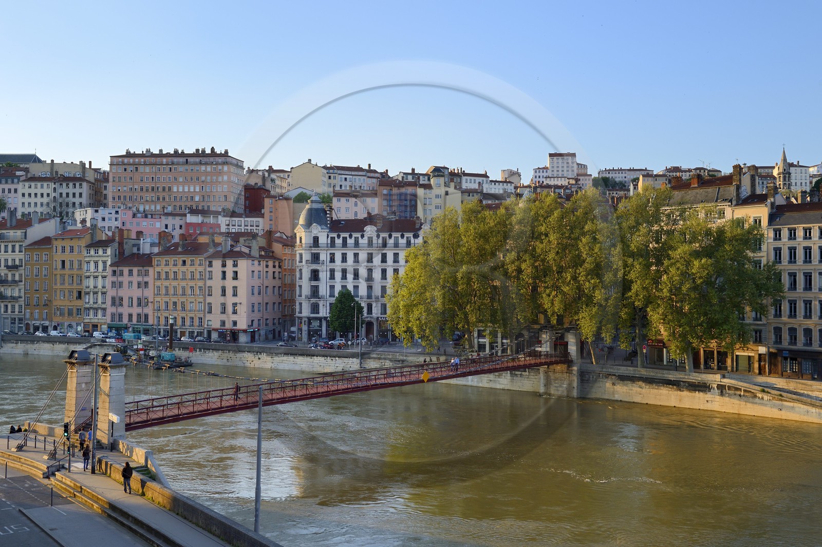 France, Rhône (69), Lyon, site historique classé Patrimoine Mondial de l'UNESCO, quai Bondy, la passerelle Saint Vincent sur la Saône et le quartier de la Croix Rousse en arrière plan