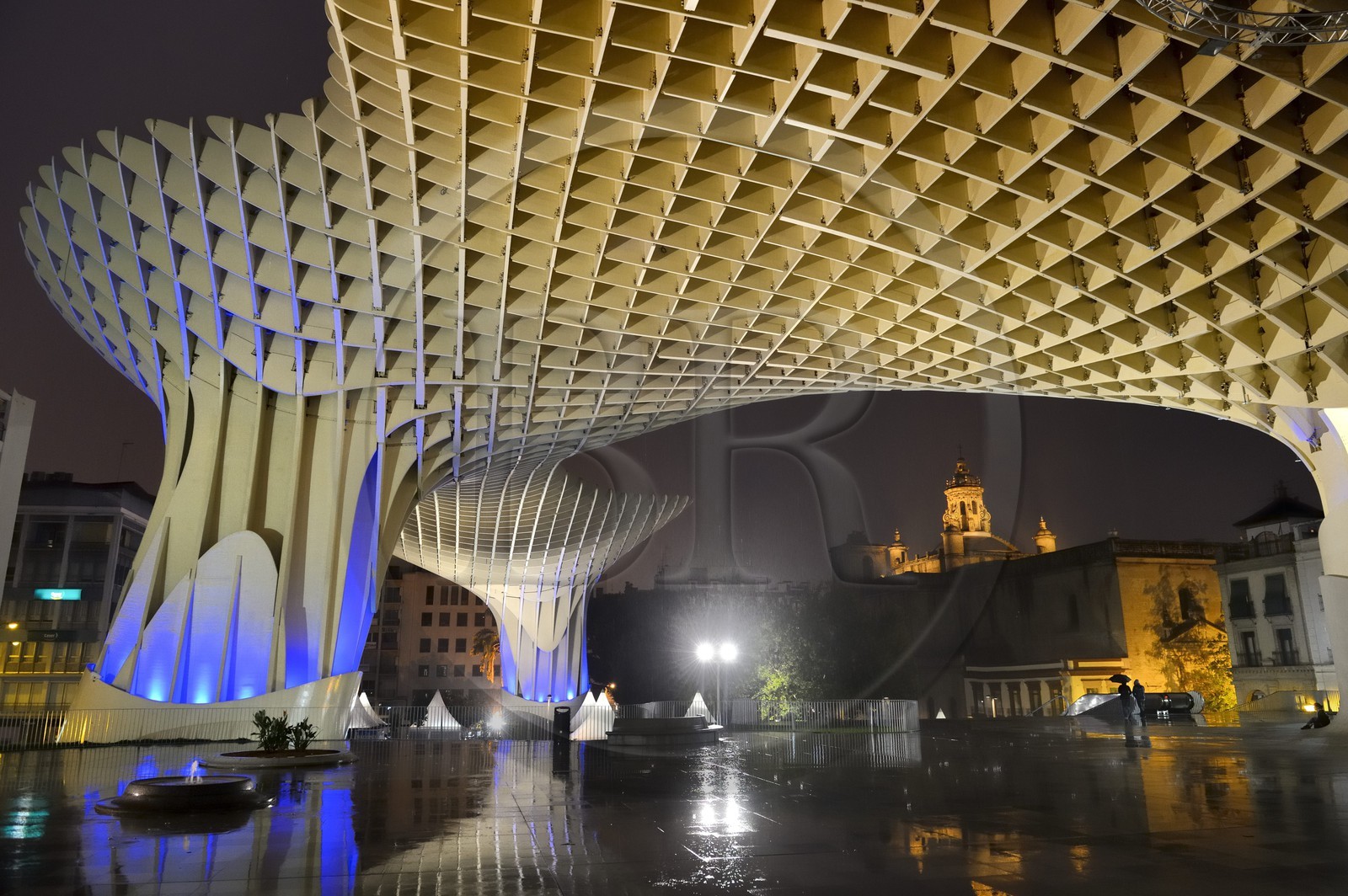 Spain, Andalusia, Seville, Plaza de la Encarnacion - Plaza Mayor, Metropol Parasol (built 2011) by architect Jurgen Mayer-Hermann
