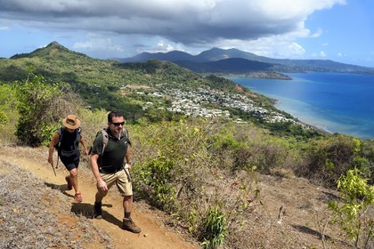 France, Ile de Mayotte, Grande-Terre, M'Tsamoudou, pointe de Saziley, randonneurs sur le sentier de grande randonnée faisant le tour de l'ile, le mont Bénara qui est le point culminant de l'ile en arrière plan
