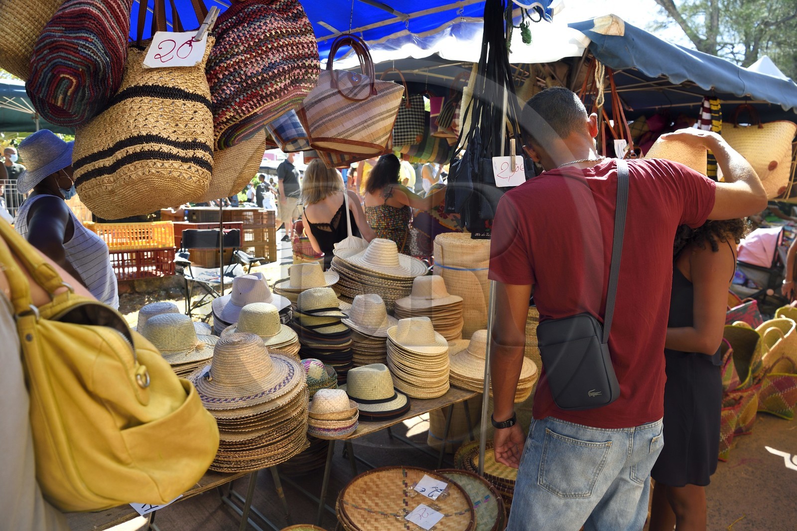 France, Ile de la Reunion, Saint-Pierre, le marché du samedi, artisanat de vannerie sac et chapeau