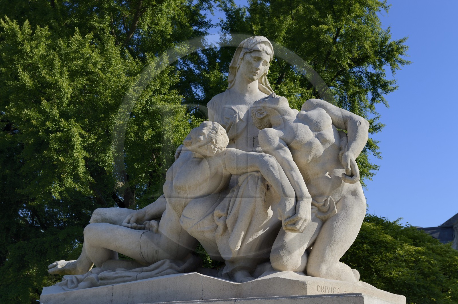 France, Bas-Rhin (67), Strasbourg, la place de la République, le monument aux morts (une mère tient ses deux fils mourants, l’un regarde la France, l’autre l’Allemagne) France, Bas-Rhin (67), Strasbourg, la place de la République, le monument aux morts (une mère tient ses deux fils mourants, l’un regarde la France, l’autre l’Allemagne)