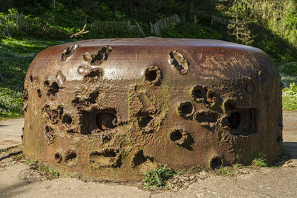 France, Ille-et-Vilaine (35), Côte d'Emeraude, Saint-Malo, quartier Saint-Servan, Fort d'Alet, cloche de tir allemande marquée de nombreux impacts de tir