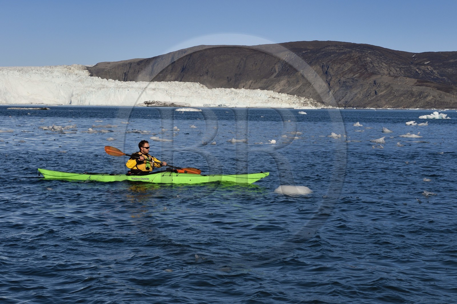 Groenland, cote ouest, baie de Disko, baie de Quervain, kayaks progressant au milieu des icebergs, le glacier Eqip Sermia (glacier Eqi) en arrière plan