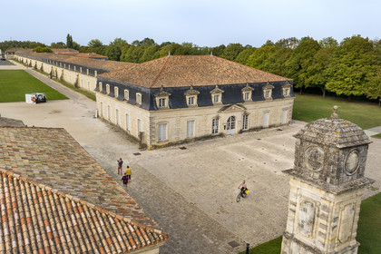 France, Charente-Maritime (17), Rochefort, Centre International de la mer dans l'ancien Arsenal maritime de Rochefort, la Corderie Royale conçue par Colbert en 1666 en bordure de la Charente (vue aérienne)
