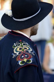 Suède, comté de Dalécarlie, région de Leksand, célébrations du solstice d'été dans le petit hameau de Hjulbäck, homme en costume traditionnel