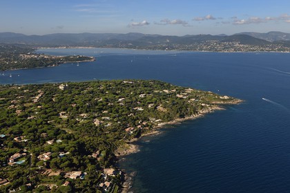 France, Var (83), le Golfe de Saint Tropez, la pointe de la rabiou à droite et Saint-Tropez en arrière plan à gauche (vue aérienne)
