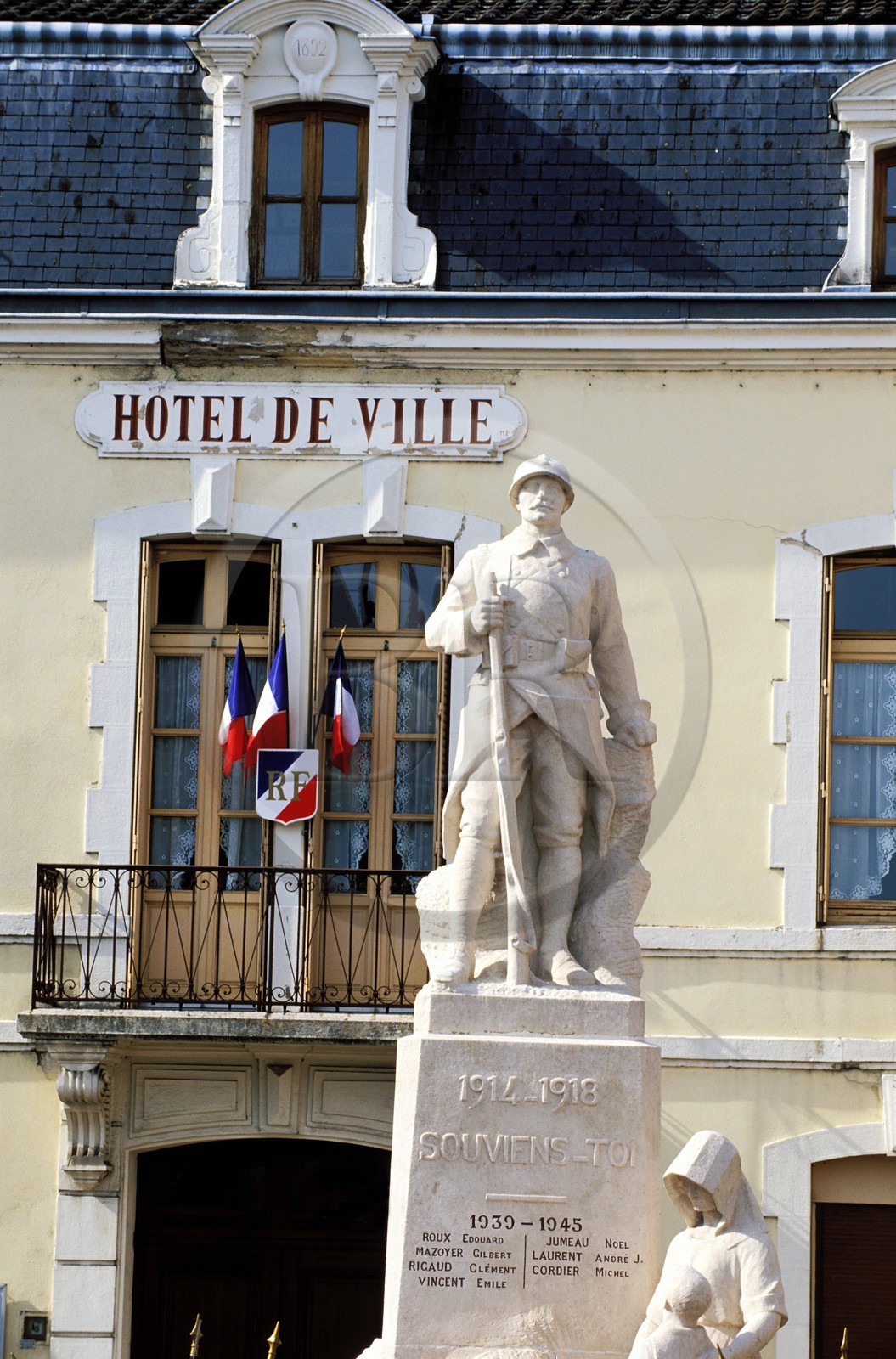 France, Saône-et-Loire (71), village de Cuisery, monument aux morts et Hôtel de ville